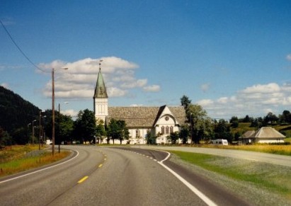 Chiesa e cimiterino lungo la E6